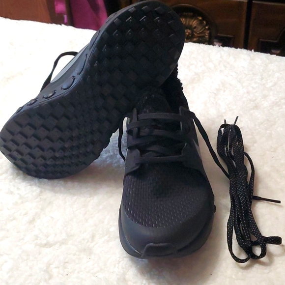 Black Nike Cruzrone sz 5.5 w/Xtra set o/Shoestrings - Picture 3 of 3